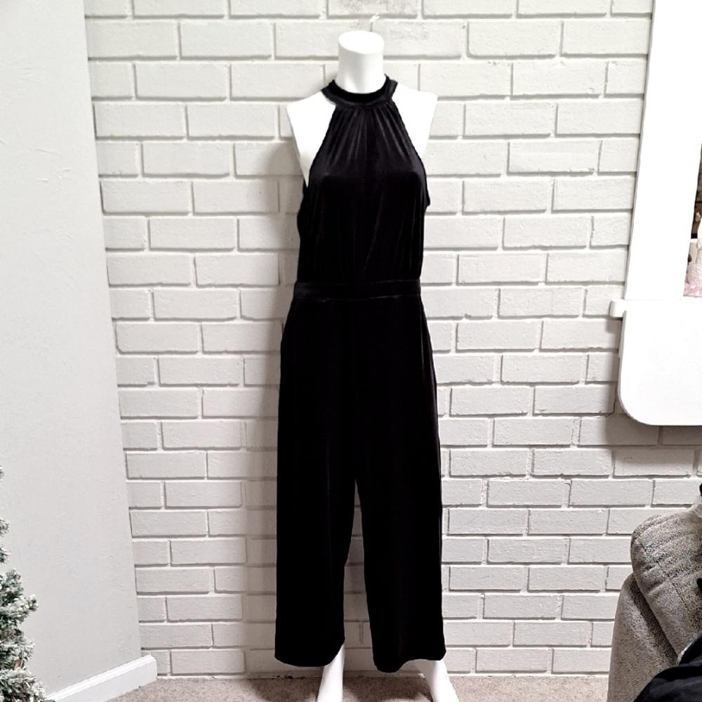 Elegant Black Velvet Wide Leg Halter Jumpsuit. Size Small NWT